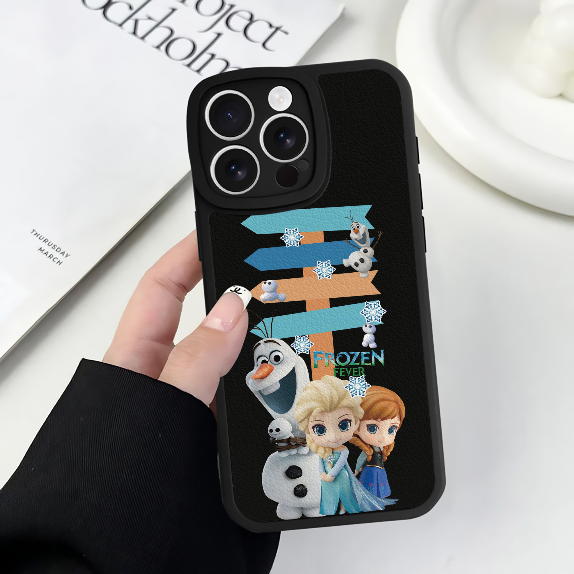 （画像用） アナと雪の女王 アンナ エルサ Frozen Anna Elsa 【iPhone 16シリーズ対応】シリコンスマホケース（レザー調） 材質：シリコン